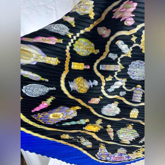 HERMES Qu'importe le flacon, pourvu qu'on ait l'ivresse silk scarf pleated - Picture 10 of 16